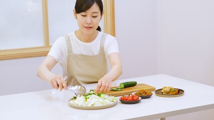 楽しそうに料理をする家事代行の女性作業員