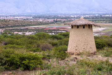 Silos Incas o qollqas en la cultura quechua con vista a la laguna colorada,eran utilizados como un deposito de maíz. Ubicado en Cochabamba es un lugar turístico donde se recibe el nuevo año Andino © Wilson