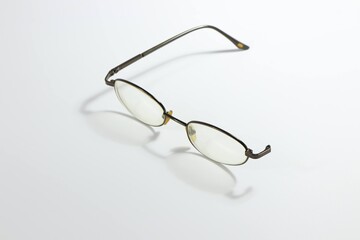 glasses on a white, the​ reg of​ the​ eye​ glass​ed​ frame​ is​ missing.