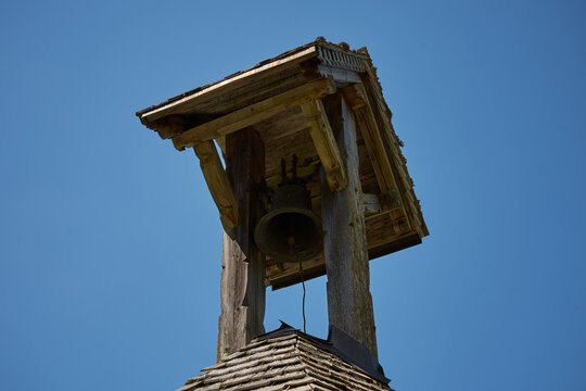 Glockentürmchen einer alten Holzkapelle