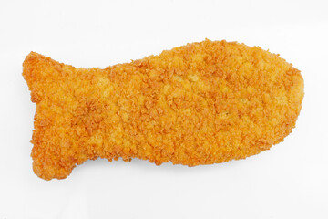 poisson pané isolé sur un fond blanc