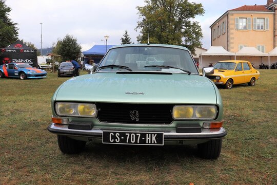 Peugeot 504 verte, voiture francaise berline 2 portes, ville de Mornant, France