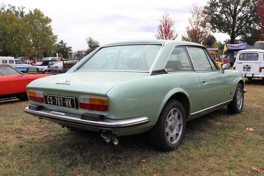 Peugeot 504 verte, voiture francaise berline 2 portes, ville de Mornant, France