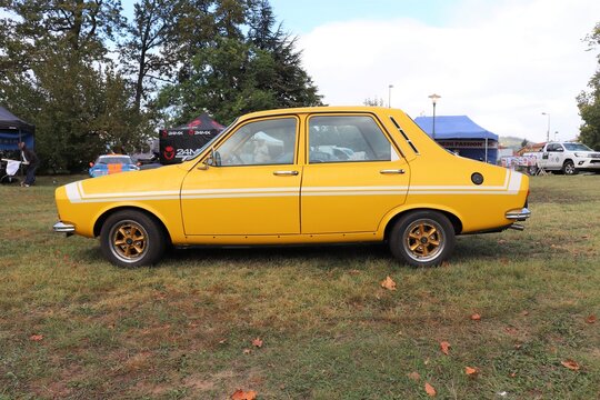 Renault 12 Gordini jaune avec des bandes blanches, voiture de sport fran&ccedil;aise 4 portes, ville de Mornant, France