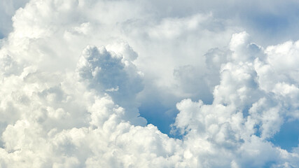 Obraz premium White porous clouds on the blue sky, cloudy landscape.