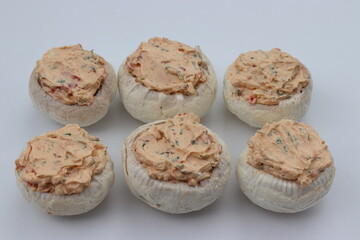 Champignons mit Frischkäse. Pilzkappen gefüllt.