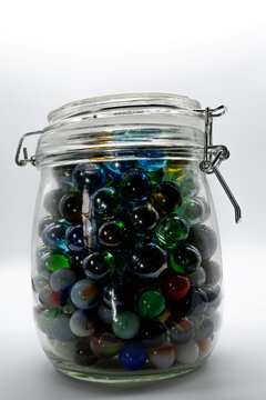 Bote de cristal con canicas bolas de cristal de colores