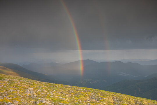 Orage violant dans les montagnes des Pyr&eacute;n&eacute;es suivie d'un Arc-en-ciel