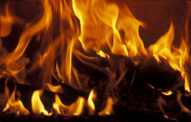 Detalhe de fogo em lareira. 