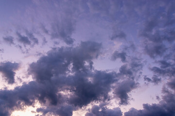 Obraz premium A pink, dark sky with glimpses of light in the early morning.