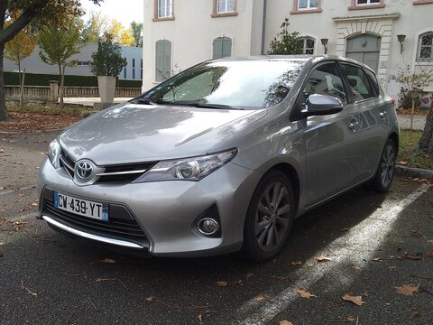 Toyota Auris Hybride, voiture berline japonaise 4 portes hybride, ville de Corbas, France
