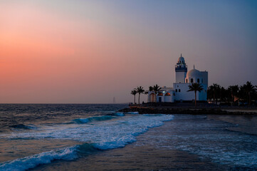 Obraz premium Beautiful Mosque in the Beach at sunset 