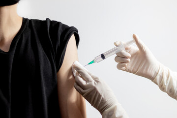 Proceso de vacunación con modelo.