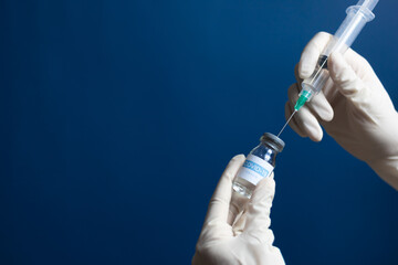 Elementos de vacunación con fondo azul.  - obrazy, fototapety, plakaty
