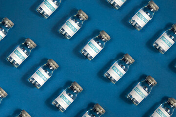 Patrón de frascos de vacunación con fondo azul. 