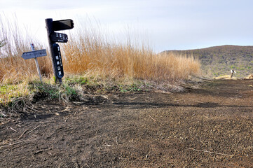 甲相国境尾根の道　鉄砲木ノ頭山頂より三国山
鉄砲木ノ頭は丹沢山地の西端にあり、神奈川県と山梨県の境に位置する山稜。山頂には山中諏訪神社奥宮がある。