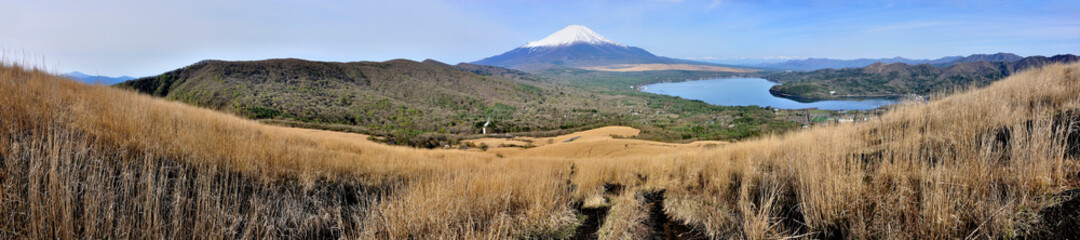 丹沢山地の鉄砲木ノ頭より　春の三国山稜と山中湖と富士山と南アルプス
鉄砲木ノ頭は丹沢山地の西端にあり、神奈川県と山梨県の境に位置する山稜。山頂には山中諏訪神社奥宮がある。