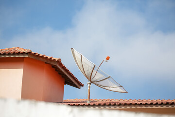 As antenas parabólicas utilizadas para pegar sinal da TV aberta, instalada nas casa em zona rural.  - obrazy, fototapety, plakaty