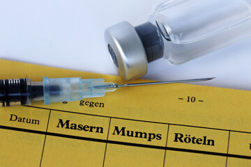 Impfung gegen Masern, Mumps und Röteln mit Impfpass, Spritze und Impfstoff - obrazy, fototapety, plakaty