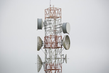 Transmissor de antena de comunicação sem fio. Torre de telecomunicações com antenas no fundo do...