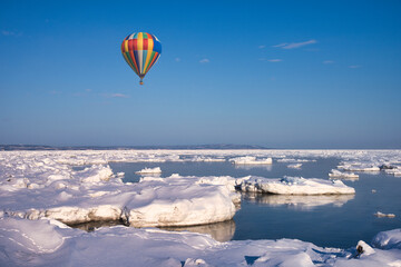 オホーツク海の流氷原の上を漂うバルーン