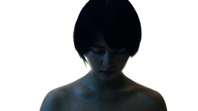 目を開く女性　シルエット