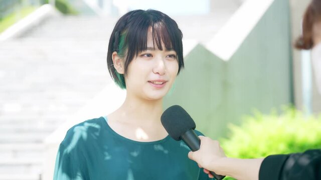 インタビューを受ける女性
