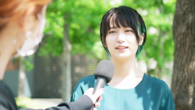 インタビューを受ける女性