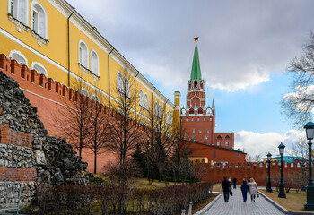 Fototapeta na wymiar An alley near the Kremlin Wall next to the tower with a star in Moscow, Russia