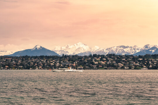 Vieux batteau sur le lac de gen&egrave;ve