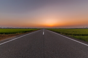夏の夕暮れ、田舎の一本道を散歩しよう