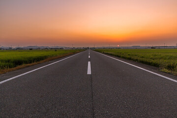 夏の夕暮れ、田舎の一本道を散歩しよう