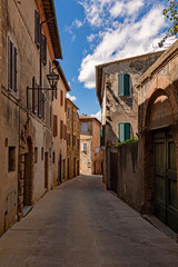 Gasse in der Altstadt von Montalcino in der Toskana in Italien