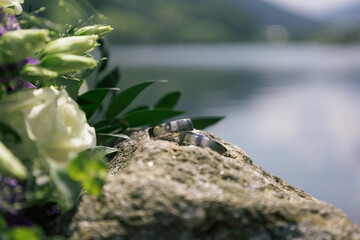 Eheringe auf einen Stein 