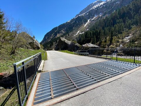Zillertalstra&szlig;e im hinteren Zillertal zwischen Ginzling und dem Staudamm Stausee Schlegeisspeicher nahe Mayrhofen Tux in den Tuxer Alpen Tirol