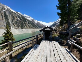Staudamm Stausee Schlegeisspeicher nahe Mayrhofen Tux in den Tuxer Alpen Tirol Zillertal bei Niedrigwasser im Mai 
