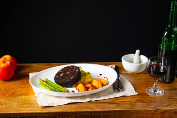 Black pudding with green asparagus and fried apple