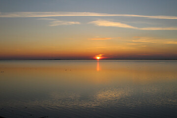 Obraz premium Wadden Sea: Sunset over Langeoog Island with rising tide