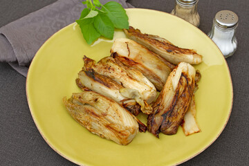assiette d'endives braisées sur une table