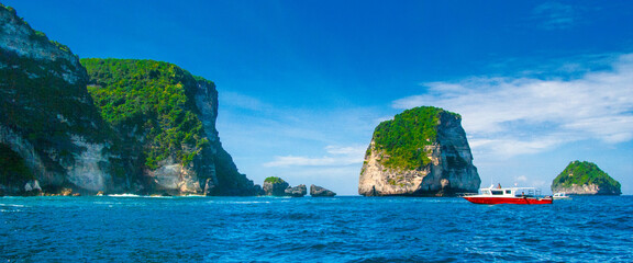 rocky islands in tropical sea, diving site manta point near nusa penida bali indonesia, panoramic shot - obrazy, fototapety, plakaty