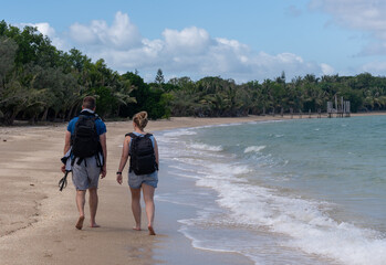 Couple se promène sur la plage