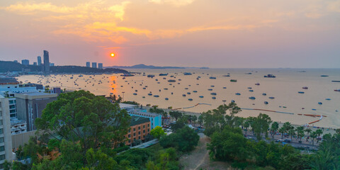 Obraz premium Pattaya sunset and bay towards Koh Lahn