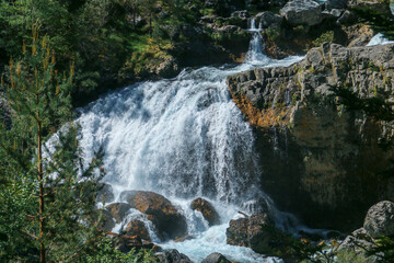 Cascada de Arripas en el Valle de Ordesa, Pirineos españoles, Huesca, España. Un hermoso paisaje natural del bosque de pinos de montaña a principios de verano.