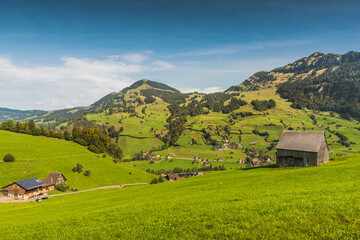 Fototapeta na wymiar Grüne, bergige Landschaft im Toggenburg, Kanton St. Gallen, Schweiz