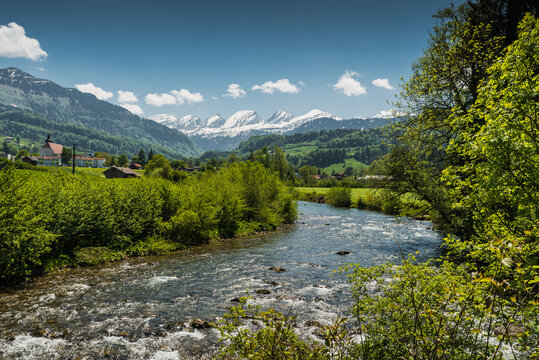 Blick &uuml;ber den Fluss Thur auf die Churfirsten, Toggenburg, Nesslau-Krummenau, Kanton St. Gallen, Schweiz