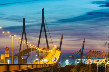 Köhlbrand Brücke in der blauen Stunde