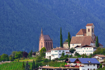 Blick auf das Mausoleum von Erzherzog Johann, sowie die Pfarrkirche, in Schenna in Südtirol