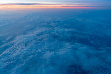 Fototapeta na wymiar 飛行機の窓から見える朝焼け