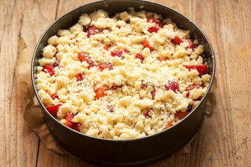 Oven ready yoghurt raw pastry cake with strawberries with crumble 