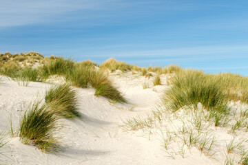 Dünenlandschaft mit blauem Himmel